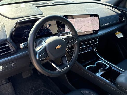 Used 2025 Chevrolet Traverse LT w/ Driver Confidence Package image 9