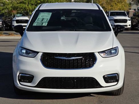 New 2026 Chrysler Pacifica Select image 4