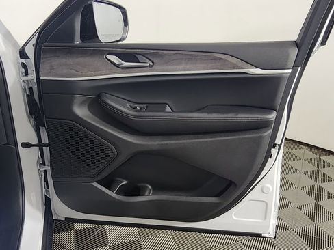 New 2025 Jeep Grand Cherokee Limited image 33