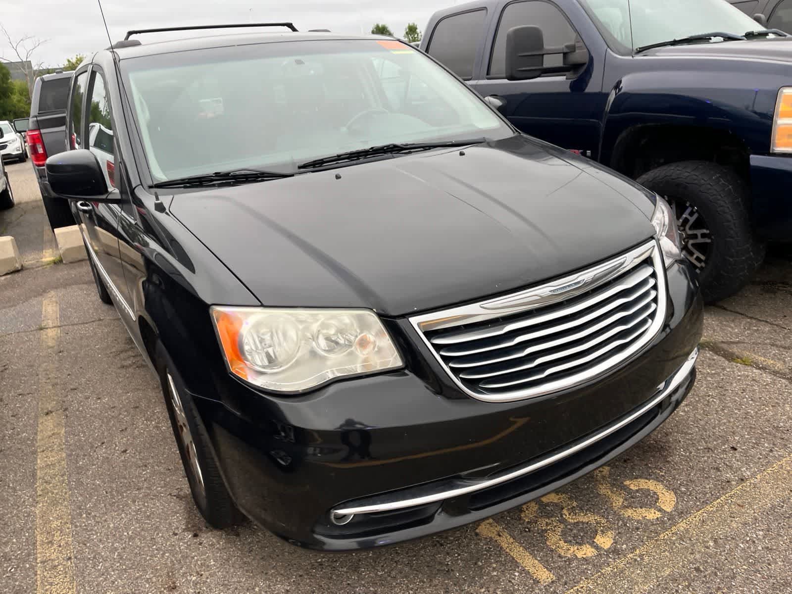 Used 2013 Chrysler Town & Country Touring FWD image 19