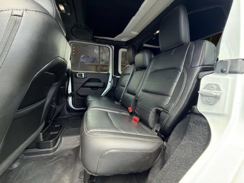 Used 2018 Jeep Wrangler Unlimited Sahara AWD/4WD image 16