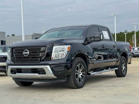 Used 2024 Nissan Titan SV w/ SV Convenience Package image 3