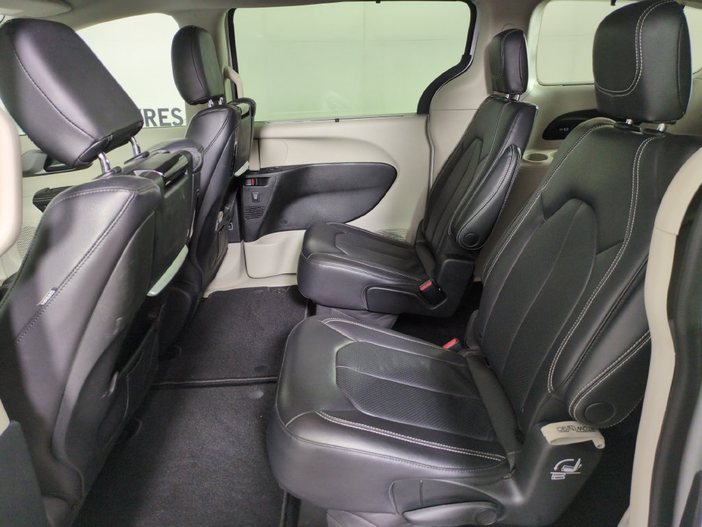 Used 2022 Chrysler Pacifica Touring-L w/ Uconnect Theater Family Group AWD/4WD image 31