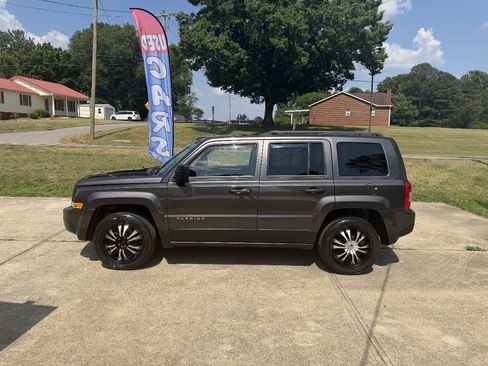 Used 2015 Jeep Patriot Latitude FWD image 4