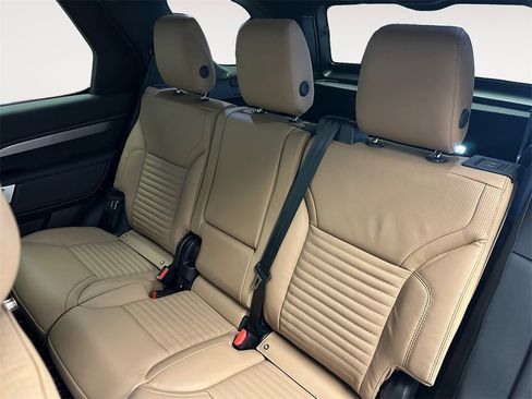 New 2026 Land Rover Discovery Limited Edition image 13