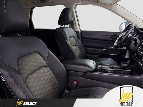 Used 2024 Nissan Pathfinder SV image 28