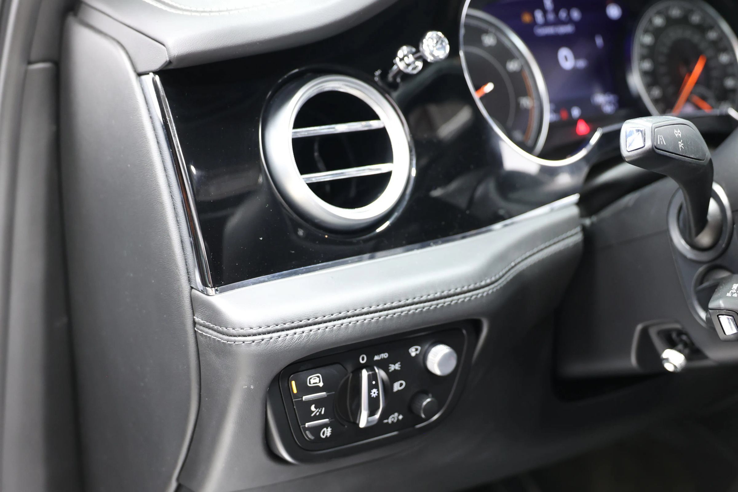 Used 2018 Bentley Bentayga Onyx Edition AWD/4WD image 25