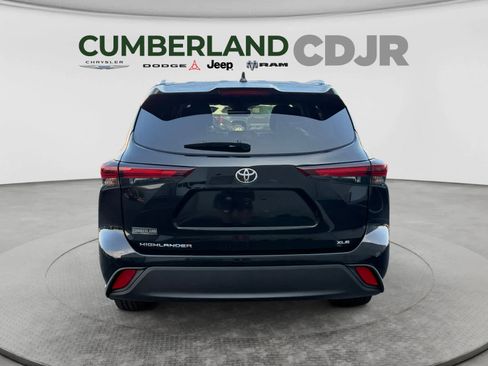 Used 2024 Toyota Highlander XLE FWD image 5