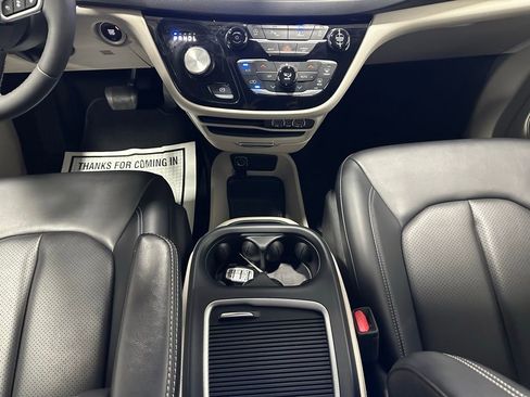Used 2023 Chrysler Pacifica Touring-L image 40