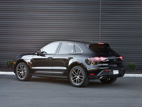 Certified 2024 Porsche Macan image 3