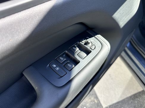 Used 2025 Volvo XC60 B5 Plus image 15