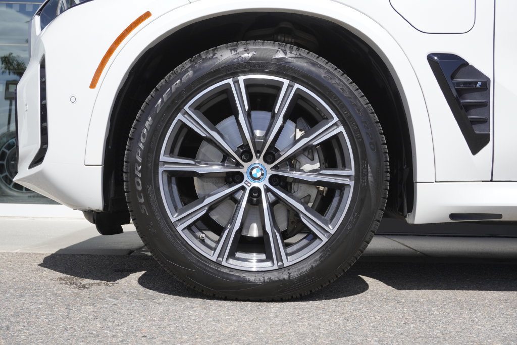 Used 2024 BMW X5 xDrive50e w/ M Sport Package AWD/4WD image 32