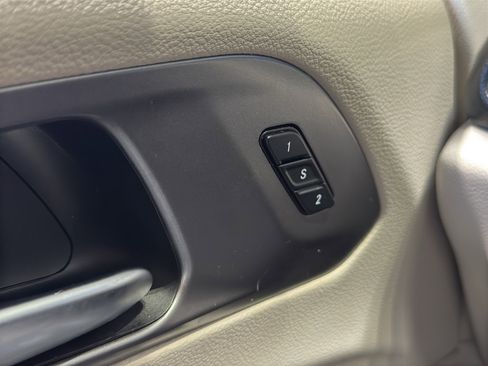 Used 2023 Chrysler Pacifica Touring-L image 34