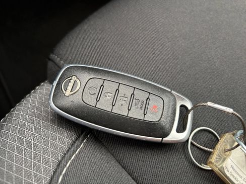 Used 2025 Nissan Pathfinder SV FWD image 21