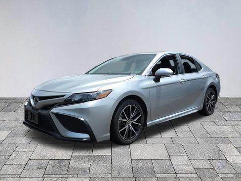 Used 2024 Toyota Camry SE FWD image 3