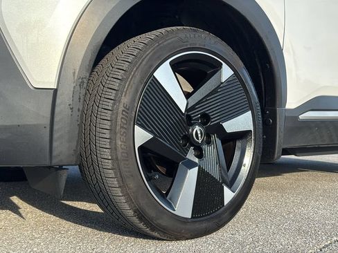 Used 2025 Nissan Kicks SR w/ SR Premium Package FWD image 9