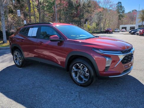 Used 2025 Chevrolet Trax LT w/ LT Convenience Package image 3