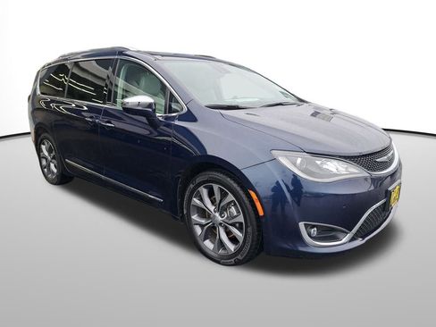 Used 2017 Chrysler Pacifica Limited image 8