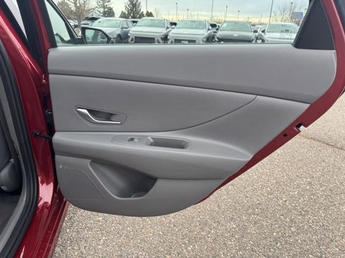 Used 2025 Hyundai Elantra SE image 8