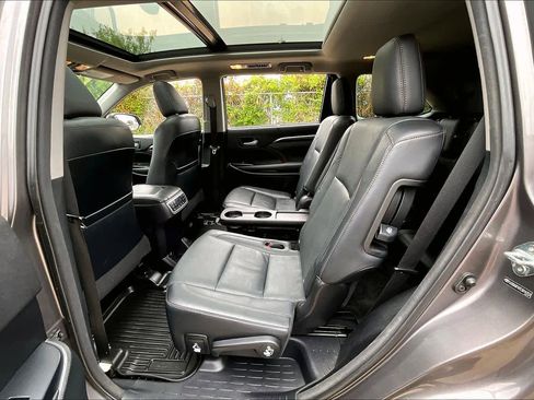Used 2014 Toyota Highlander Limited Platinum AWD/4WD image 21