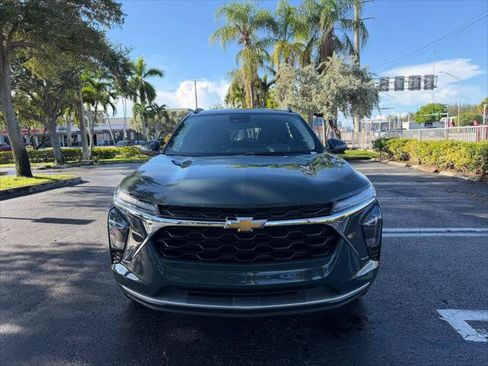 Used 2025 Chevrolet Trax LT FWD image 8