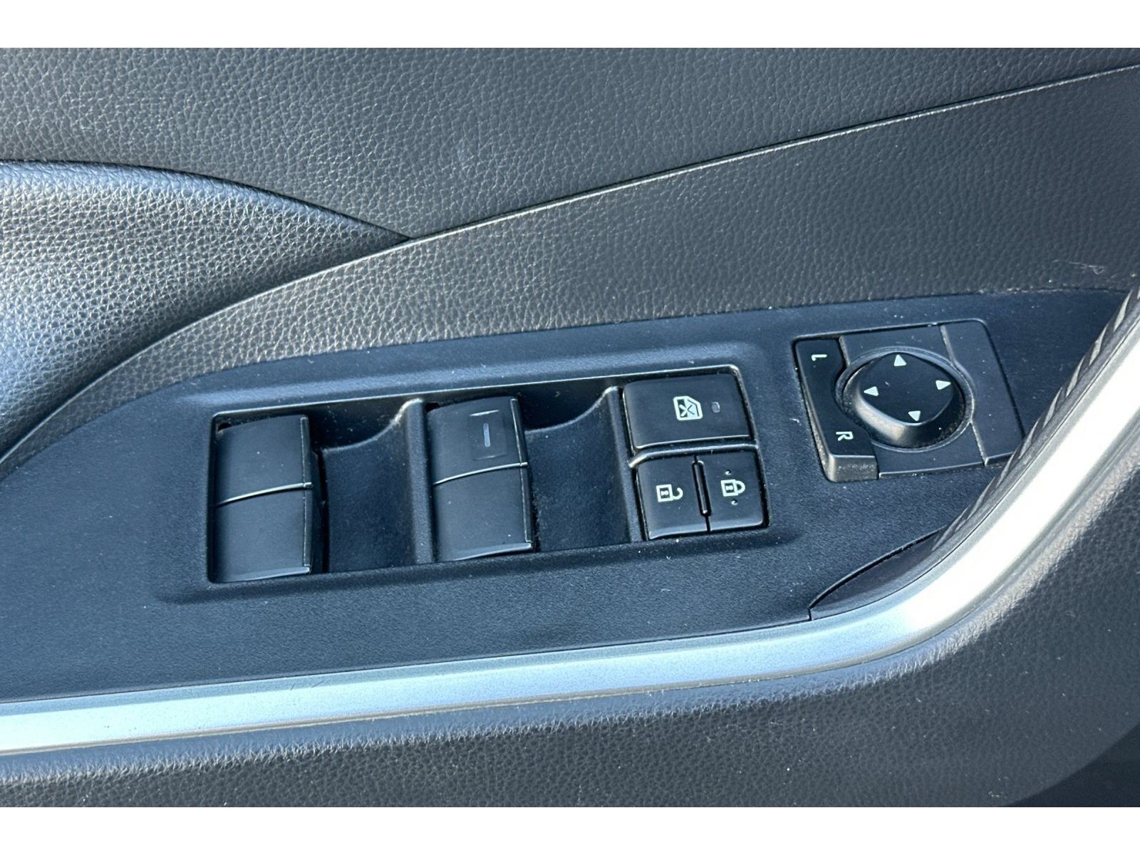 Used 2019 Toyota RAV4 LE w/ Carpet Mat Package FWD image 12