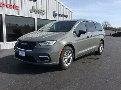 Used 2023 Chrysler Pacifica Touring-L image 5