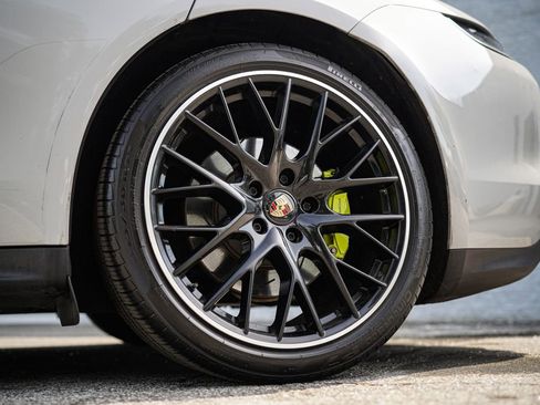 Used 2023 Porsche Panamera 4 Platinum Edition AWD/4WD image 19