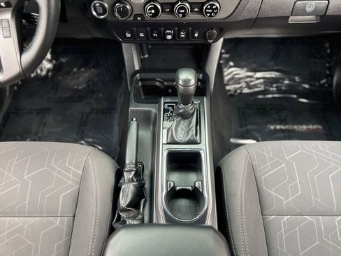 Used 2018 Toyota Tacoma TRD Off-Road w/ Technology Package image 17