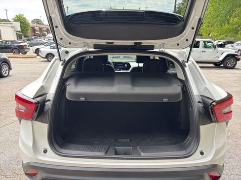 Used 2025 Chevrolet Trax LT FWD image 31