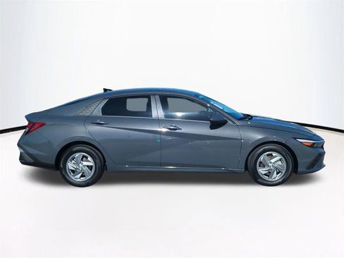 New 2026 Hyundai Elantra SE image 4