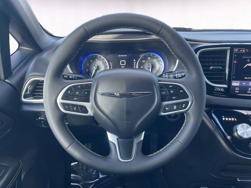 Used 2025 Chrysler Pacifica Select image 12