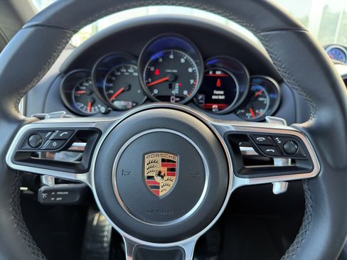 Certified 2018 Porsche Cayenne Platinum Edition image 37