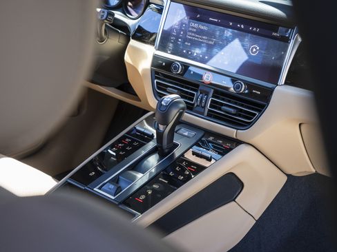 Certified 2025 Porsche Macan image 28