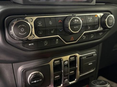 Used 2019 Jeep Wrangler Unlimited Sahara AWD/4WD image 23