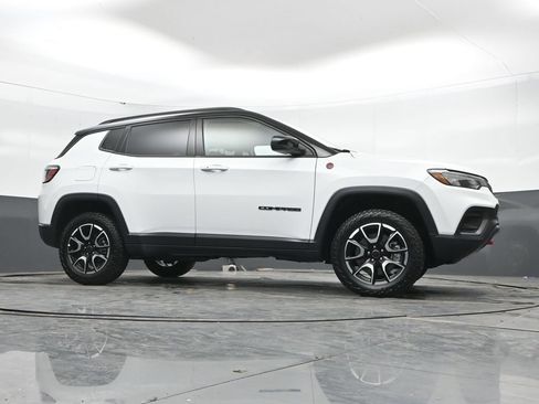 Used 2025 Jeep Compass Trailhawk AWD/4WD image 41