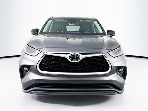 Used 2023 Toyota Highlander XLE image 2