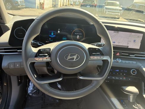 Used 2025 Hyundai Elantra SEL FWD image 28