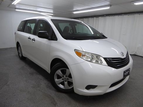 Used 2016 Toyota Sienna L image 1