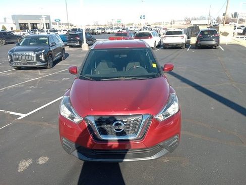 Used 2019 Nissan Kicks SV image 2