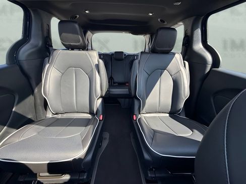 Used 2024 Chrysler Pacifica Premium FWD image 11