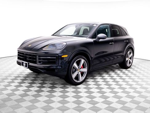 Used 2024 Porsche Cayenne S image 1