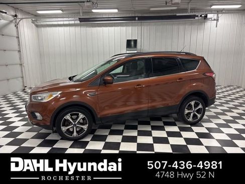 Used 2017 Ford Escape SE w/ Equipment Group 201A AWD/4WD image 1