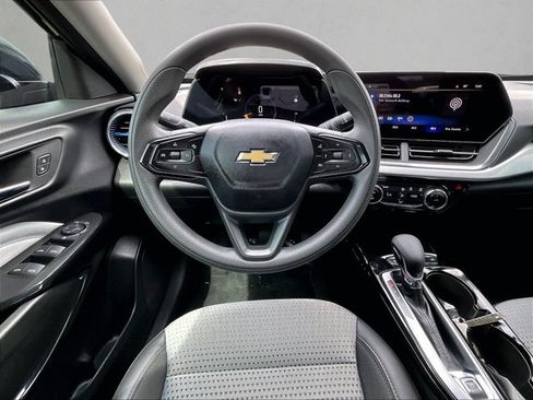 Used 2025 Chevrolet Trax LT FWD image 7