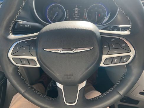 Used 2023 Chrysler Pacifica Touring-L image 27