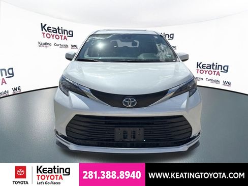 Used 2024 Toyota Sienna XLE FWD image 2