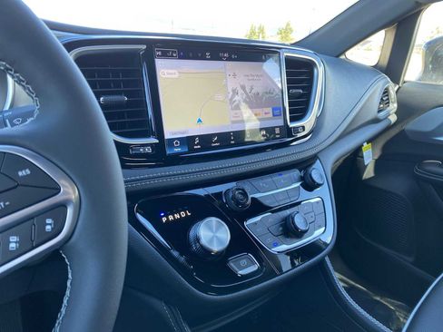 New 2026 Chrysler Pacifica Limited image 23