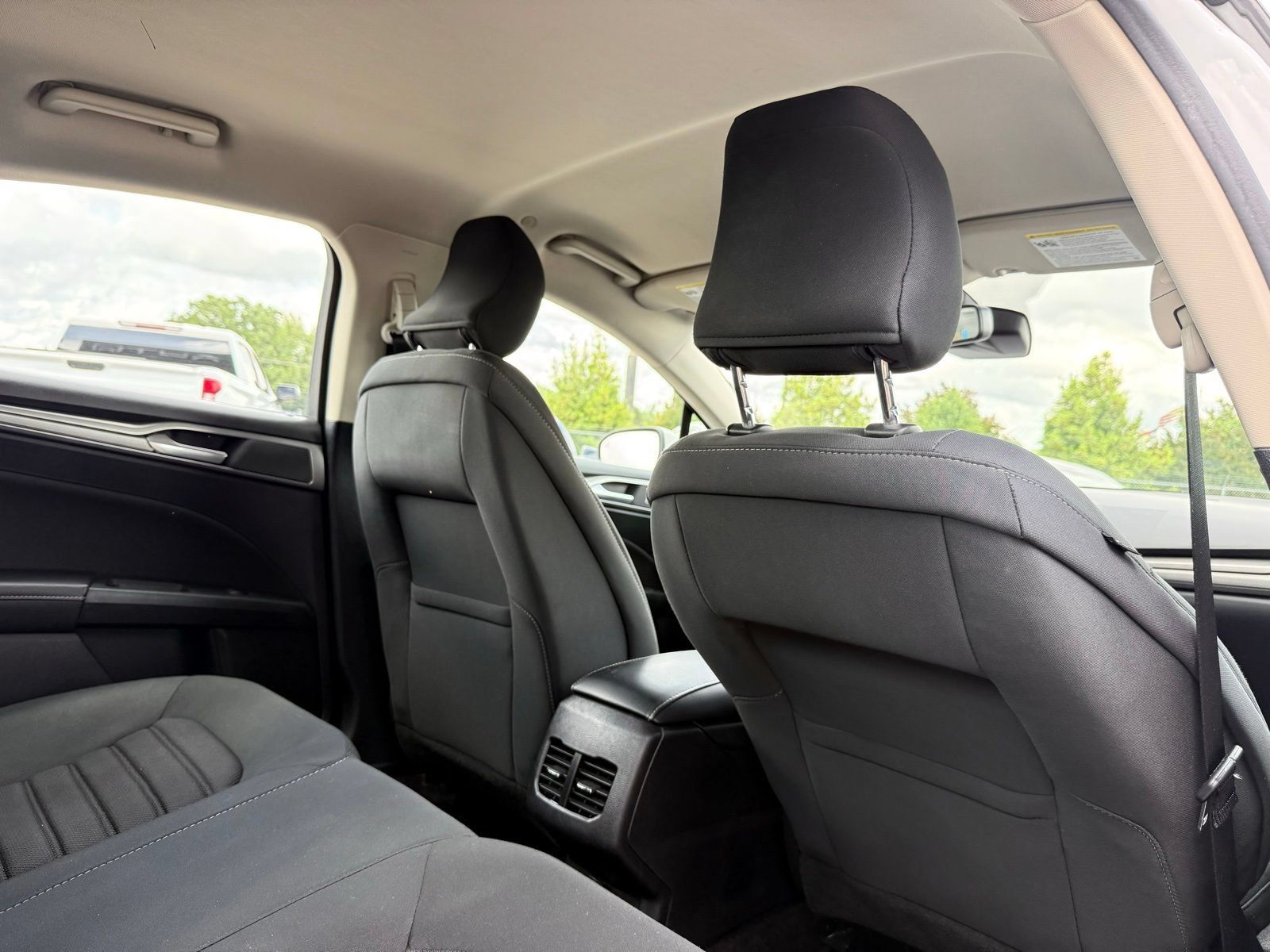 Used 2019 Ford Fusion SE FWD image 18