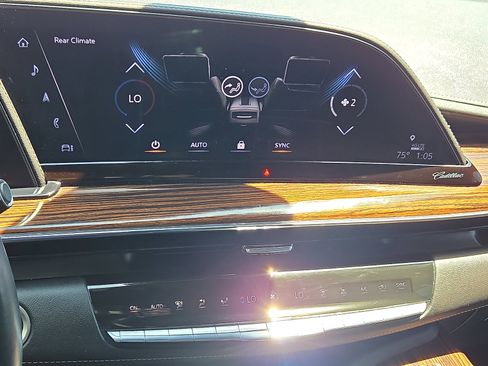 Used 2023 Cadillac Escalade ESV Premium Luxury AWD/4WD image 21