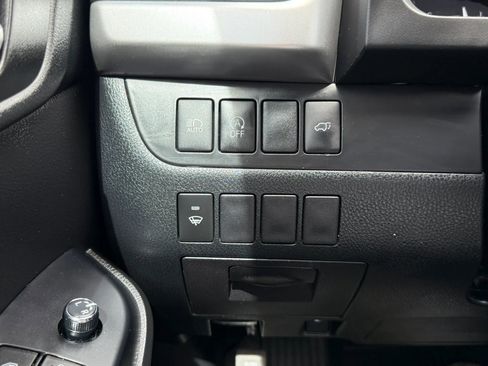 Used 2019 Toyota Highlander SE w/ Nightshade Edition image 31